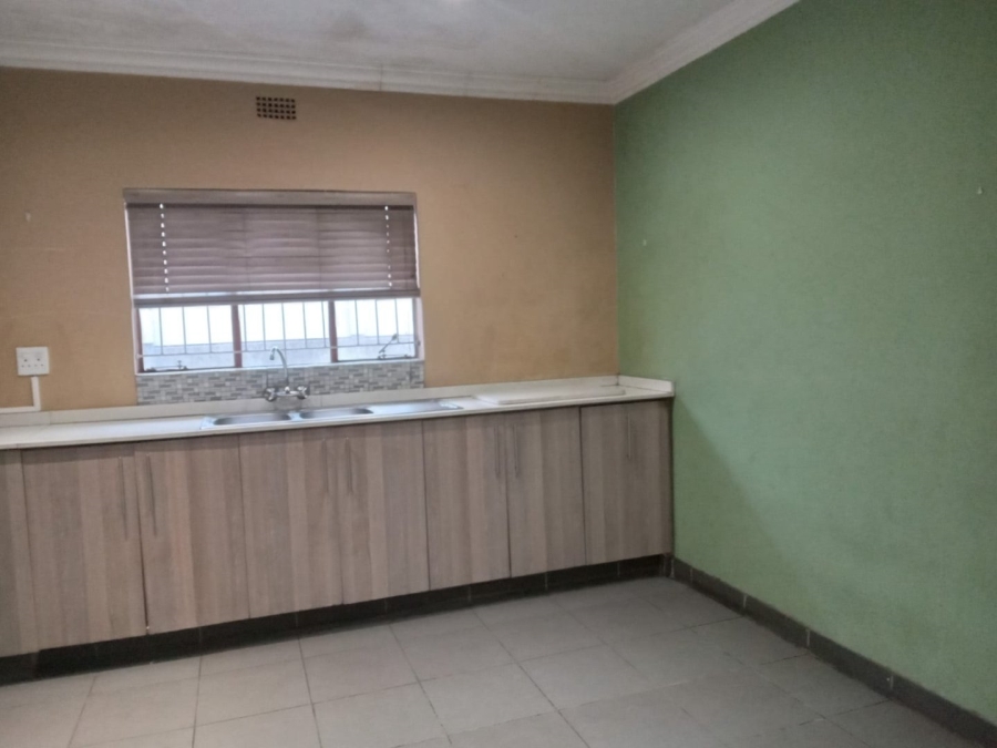 To Let Commercial Property for Rent in Eikendal Western Cape